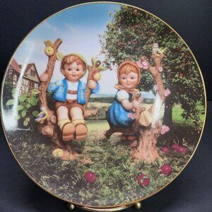 M.J Hummel Apple Tree Boy & Girl Collectors Plate 8'' Danbury Mint 1989